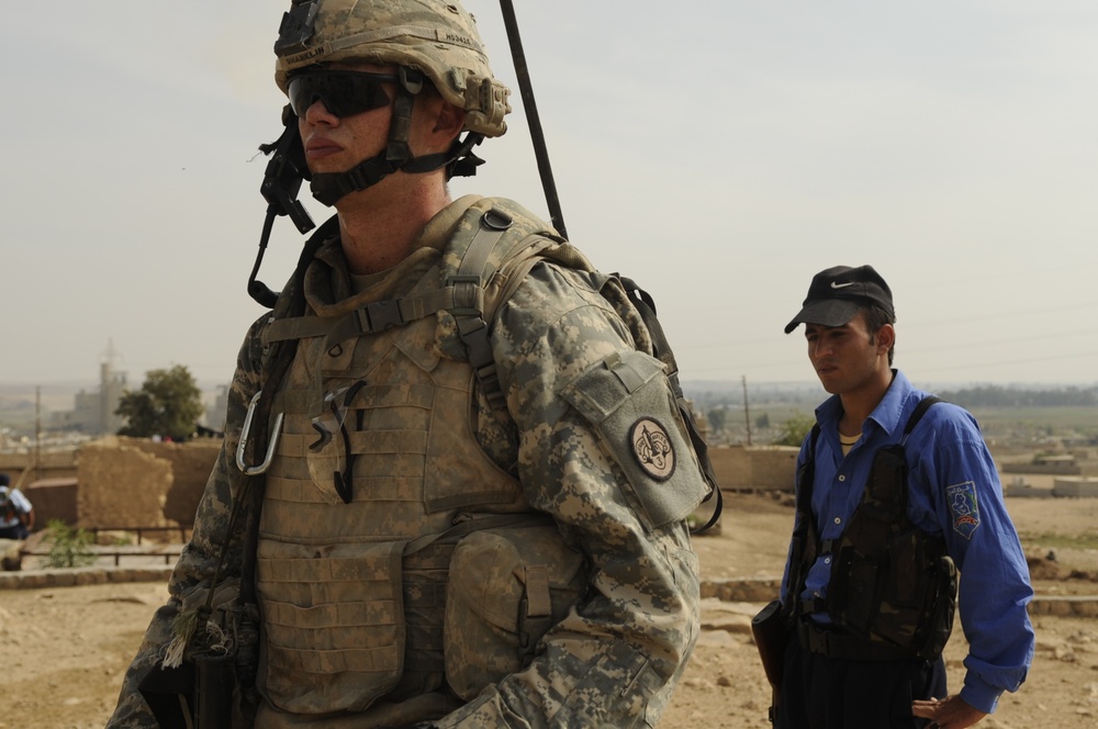 Grim Troop helps Iraqi police