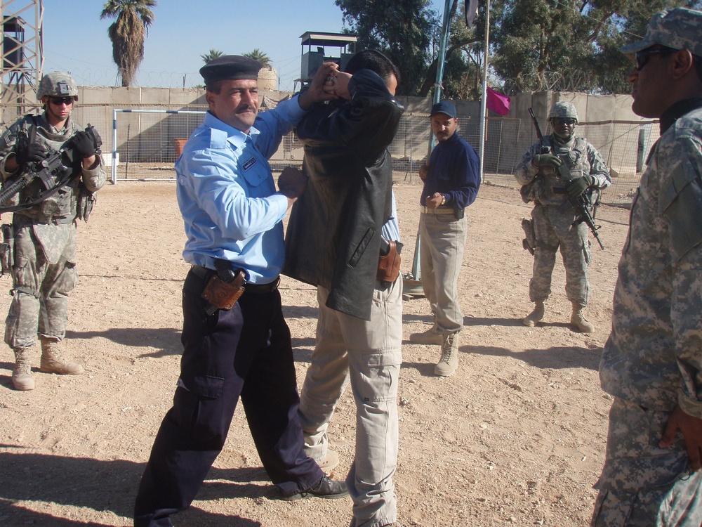 Coalition trains Iraqi police to patrol independently