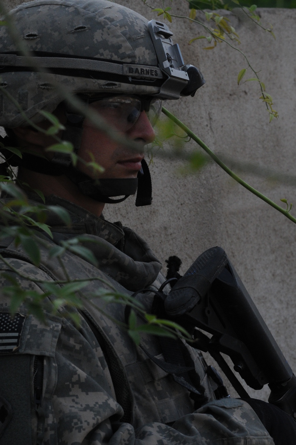 Iraqi national police, U.S. Soldiers hand out "wanted" handbills