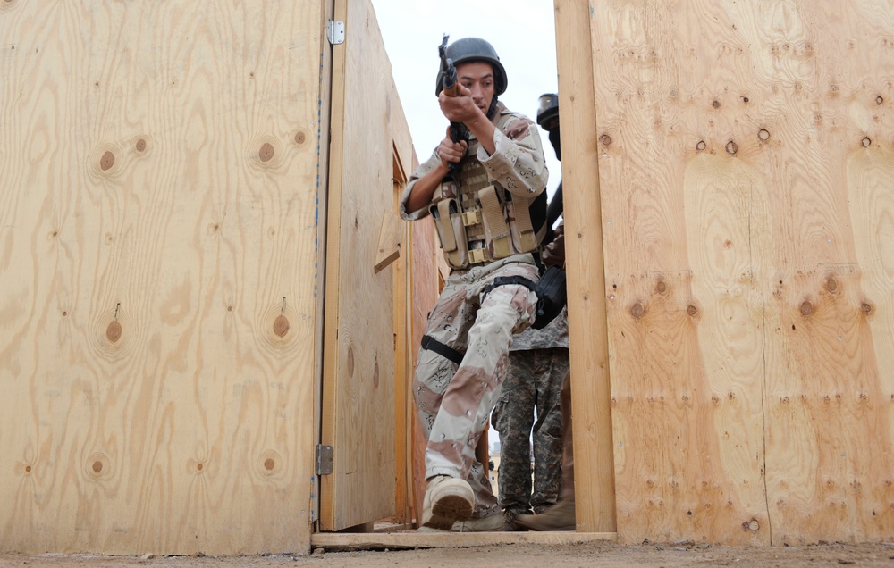 Iraqi Army Learn New Combat Skills