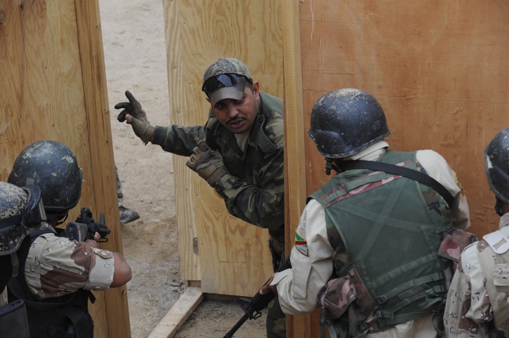 Iraqi Army learn new combat skills