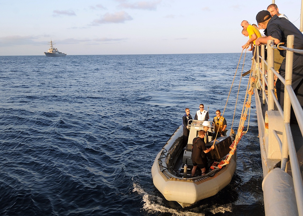 USS Vella Gulf Conducts Transfer