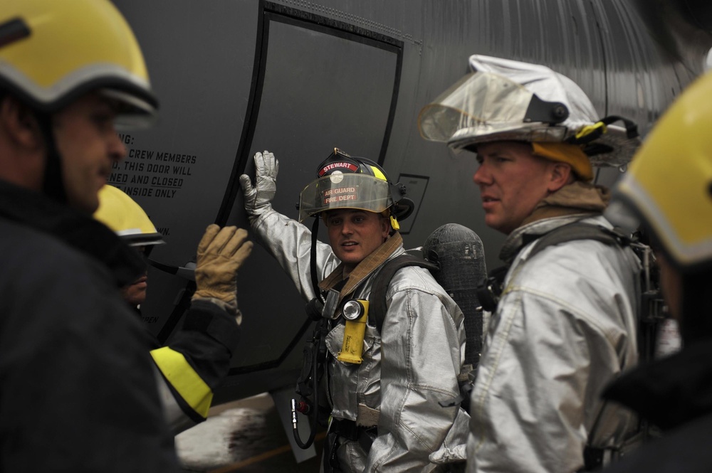 Iraqi, American firefighters combine forces for airfield protection