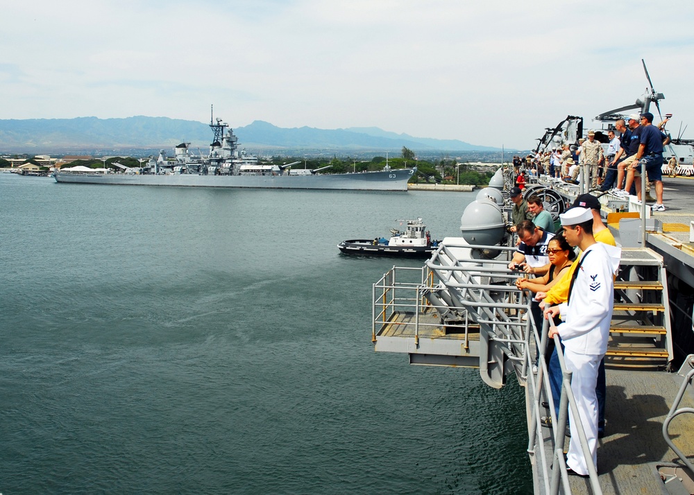 Tiger Cruise participants historical landmarks aboard USS Peleliu