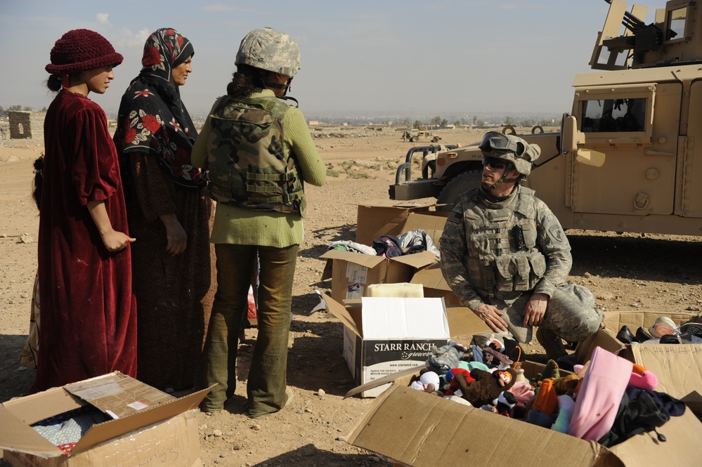 U.S. Soldiers hand out food and supplies