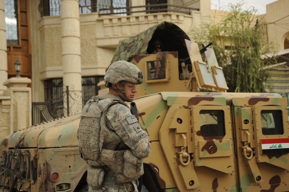 U.S., Iraqi's Patrol Near Mosul