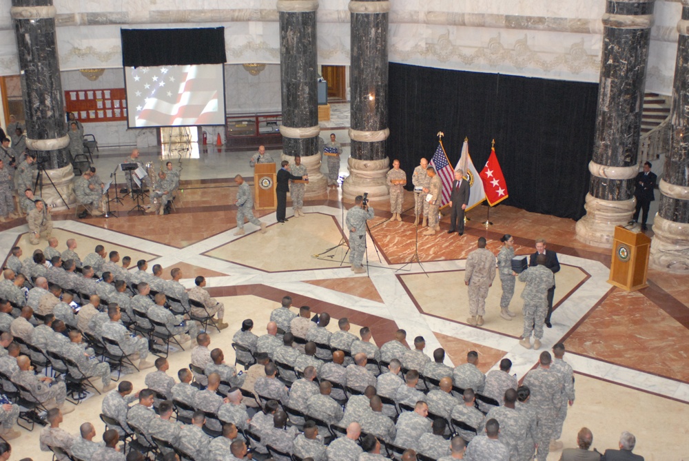 Service members become U.S. citizens on Election Day