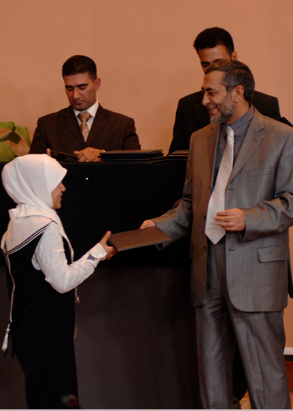 Iraqi students meet U.S. ambassador