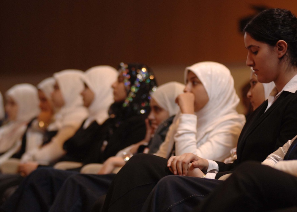 Iraqi students meet U.S. ambassador