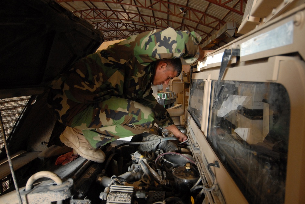 Iraqi vehicle maintenance