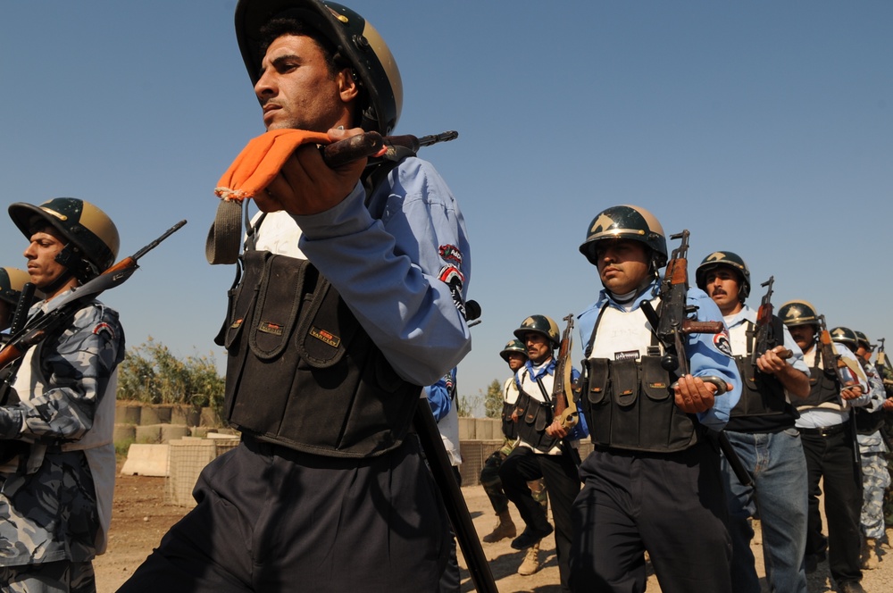 Iraqi police graduates