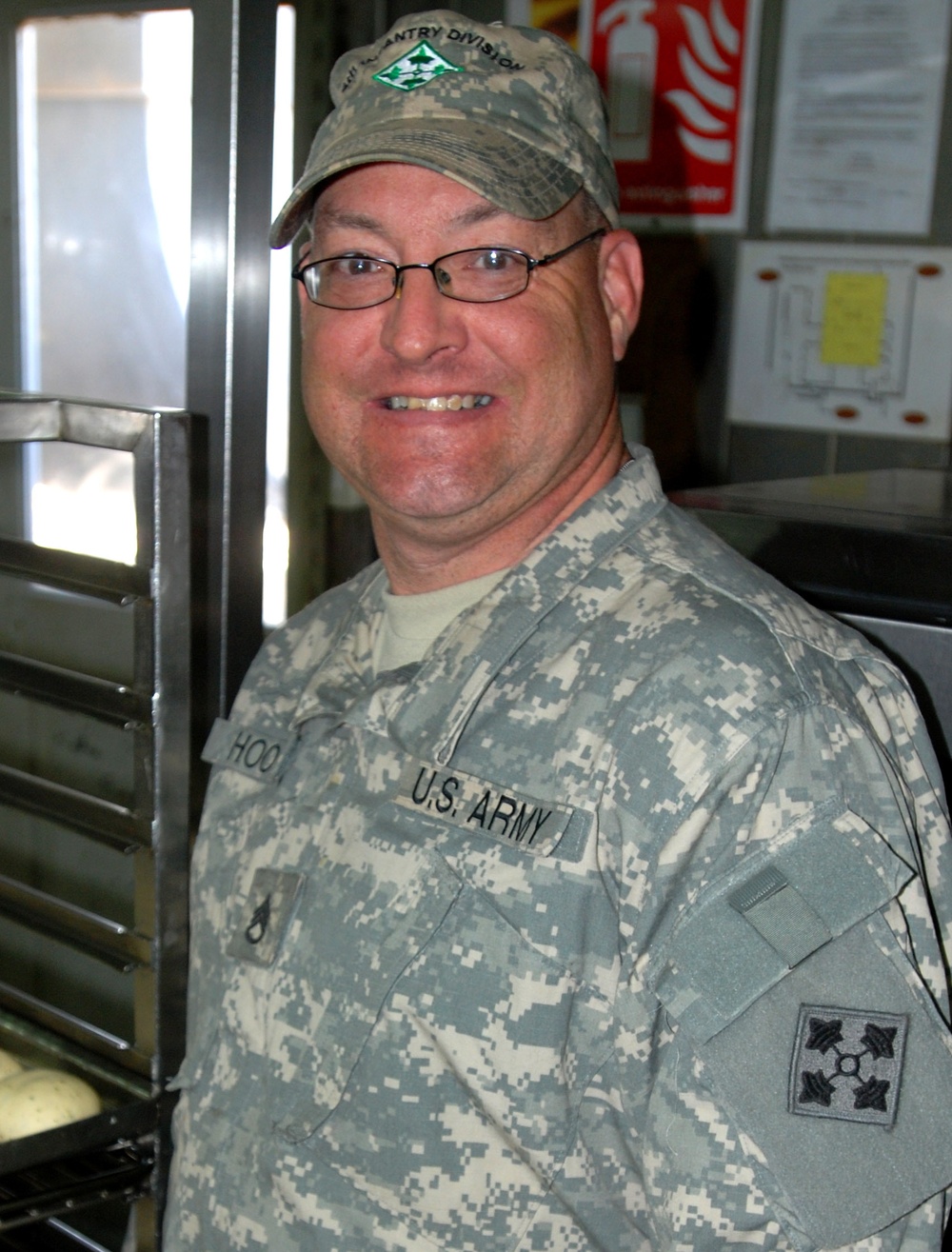 Pizza guy delivers smiles to Multi-National Division – Baghdad Soldiers