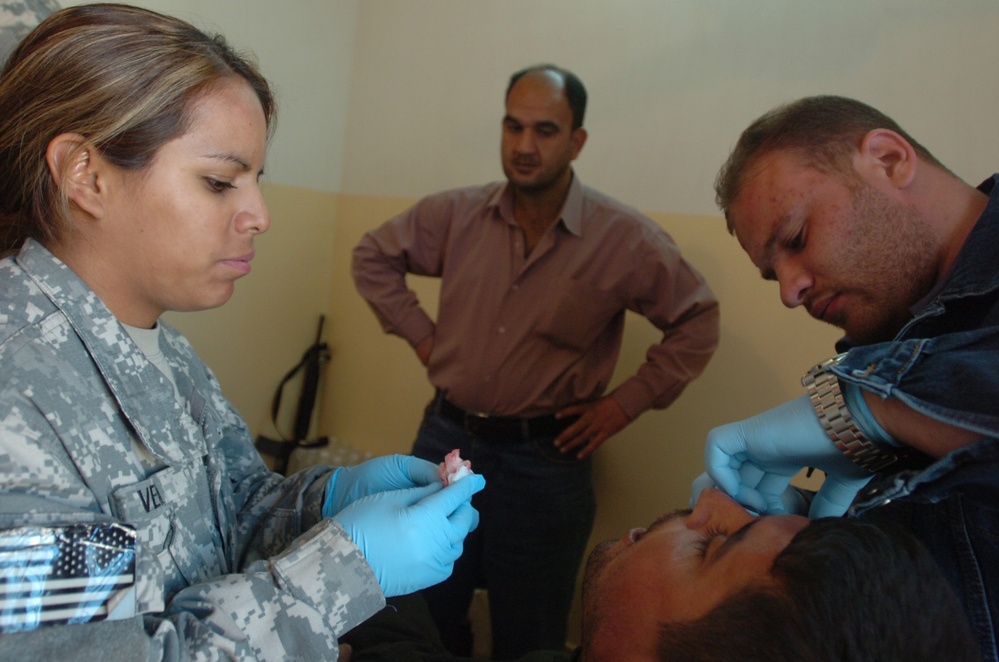 Soldiers, Iraqi physicians help aid ailing Iraqis
