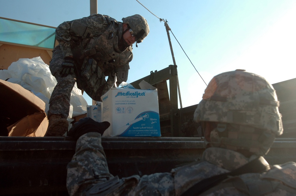 Soldiers, Iraqi physicians help aid ailing Iraqis