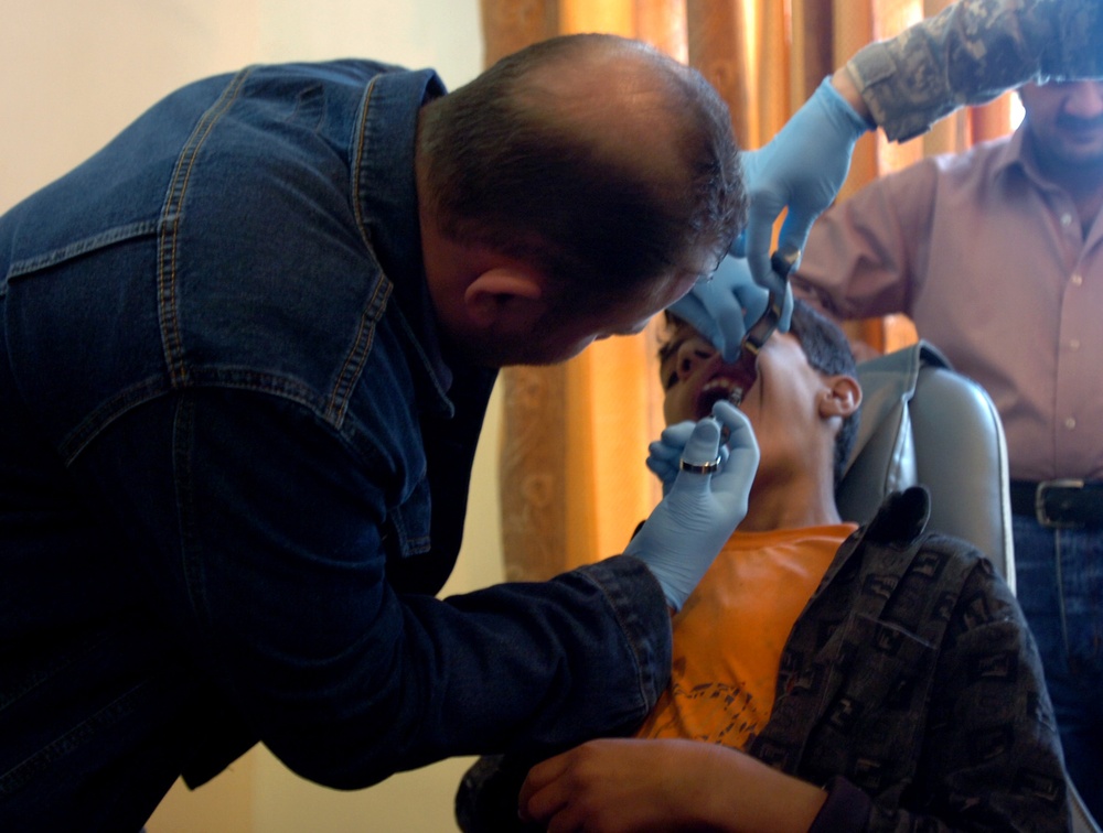 Soldiers, Iraqi physicians help aid ailing Iraqis