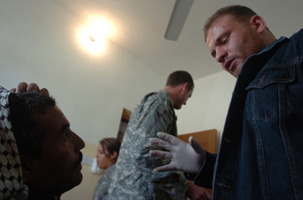 Soldiers, Iraqi physicians help aid ailing Iraqis