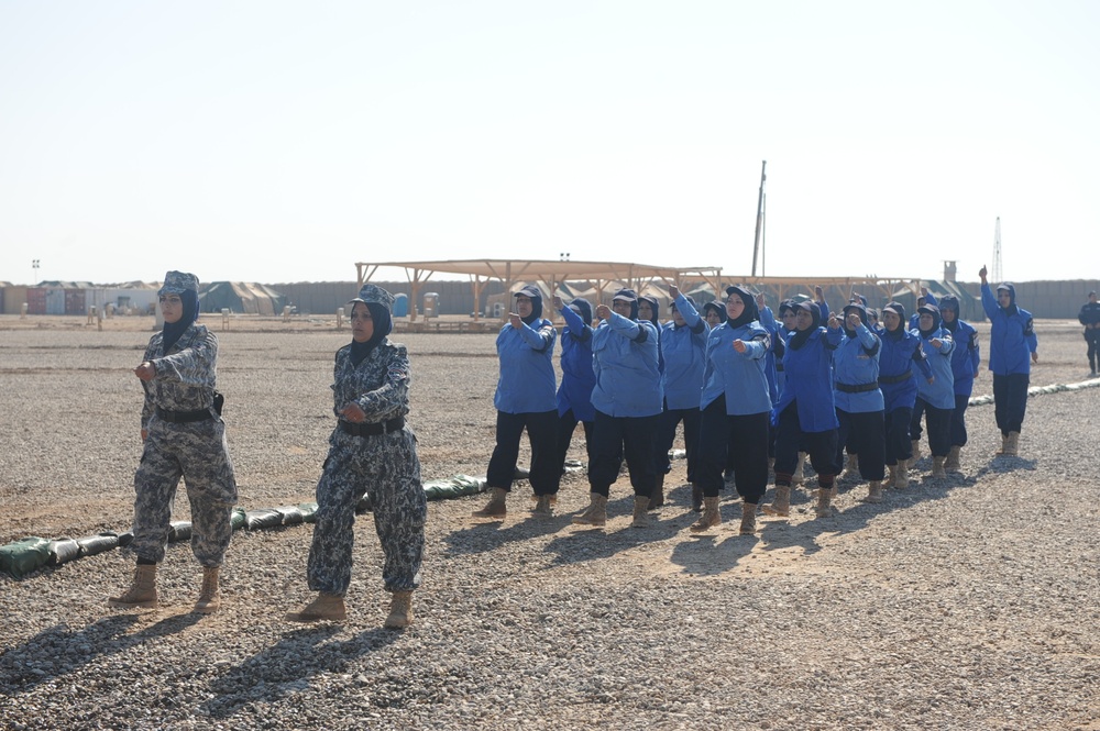 27 Women among Iraqi police graduates