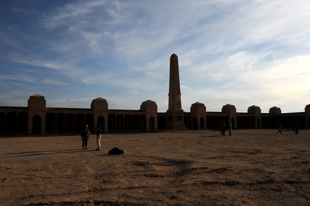 Iraqi army honors fallen soldiers at Commonwealth War Memorial