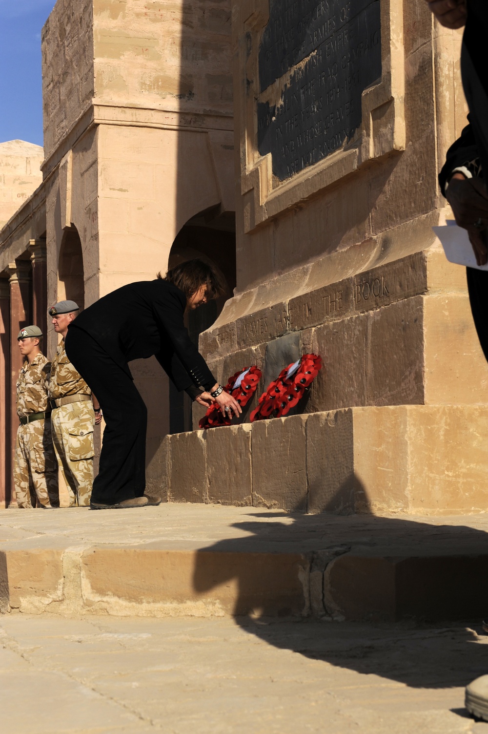 Iraqi army honors fallen soldiers at Commonwealth War Memorial