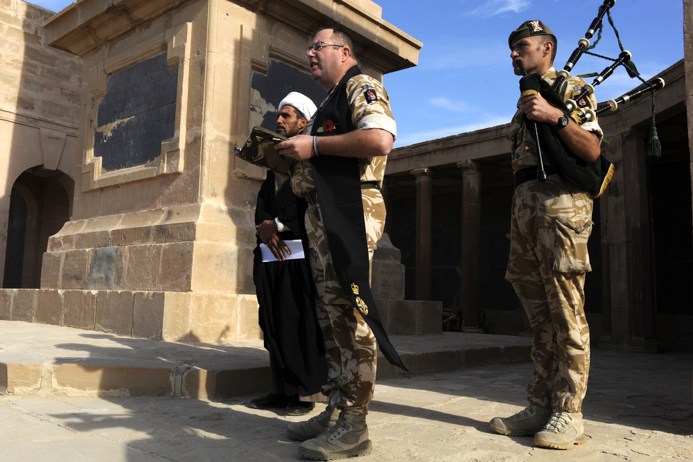 Iraqi army honors fallen soldiers at Commonwealth War Memorial