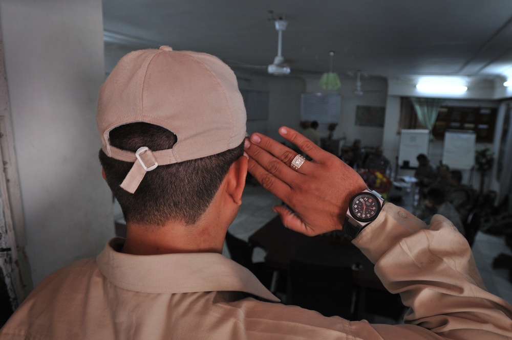 Iraqi national police distribute paychecks to Sons of Iraq