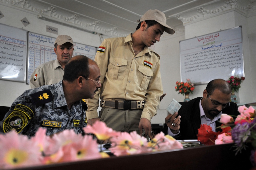 Iraqi national police distribute paychecks to Sons of Iraq