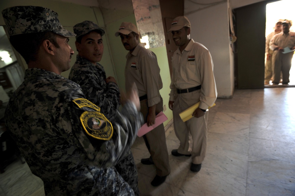 Iraqi national police distribute paychecks to Sons of Iraq