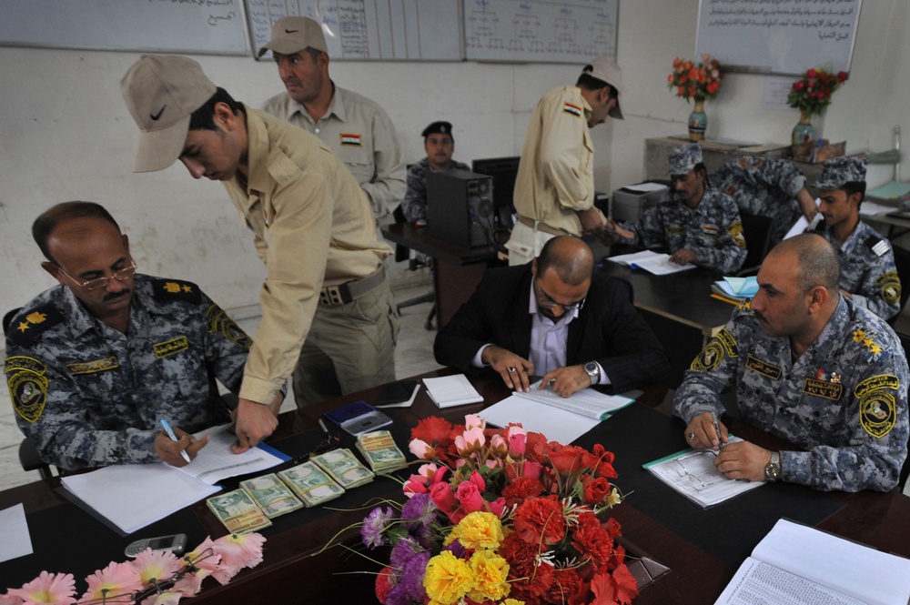 Iraqi national police distribute paychecks to Sons of Iraq