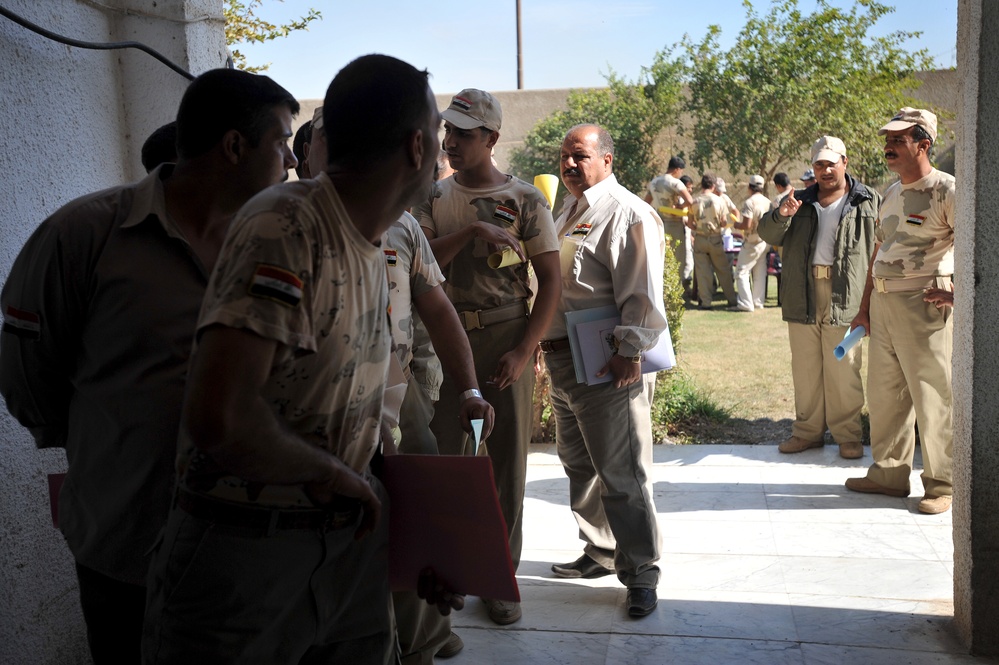Iraqi national police distribute paychecks to Sons of Iraq