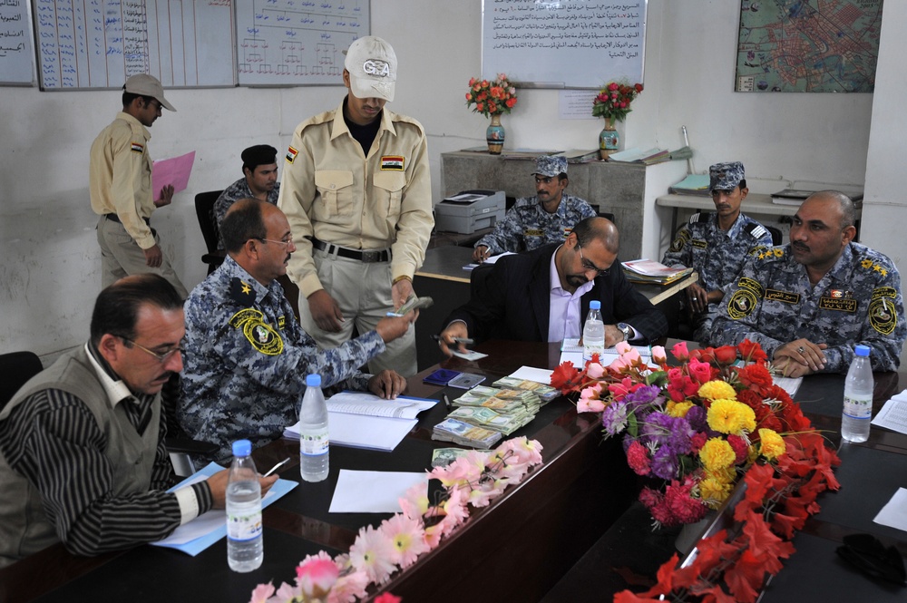Iraqi national police distribute paychecks to Sons of Iraq