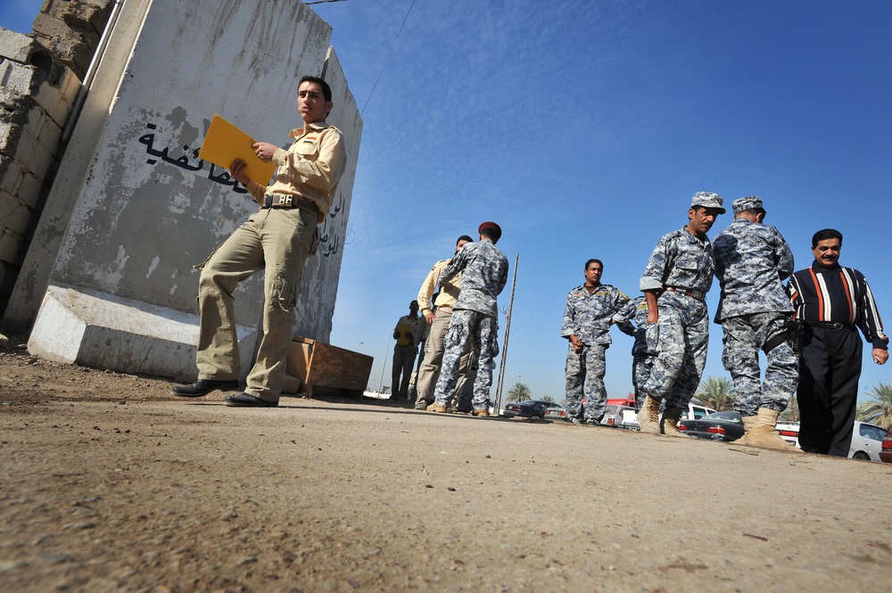 Iraqi national police distribute paychecks to Sons of Iraq
