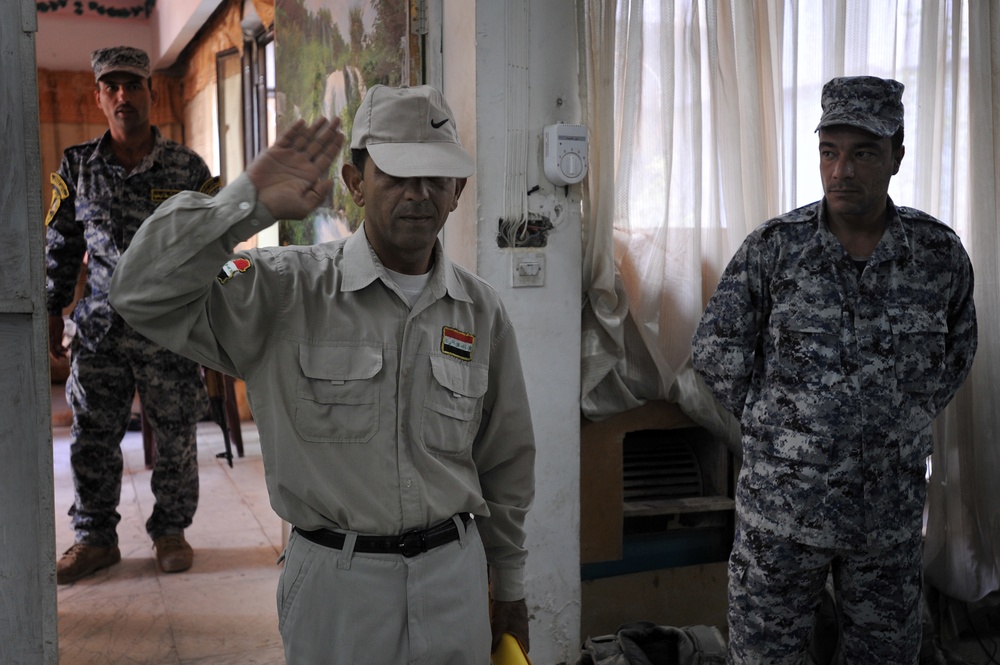 Iraqi national police distribute paychecks to Sons of Iraq