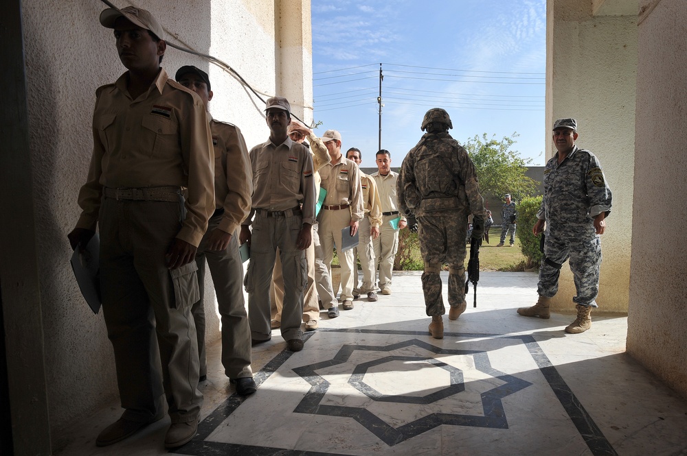 Iraqi national police distribute paychecks to Sons of Iraq