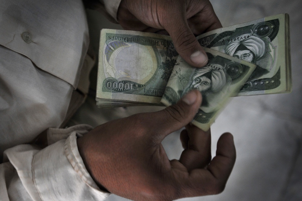 Iraqi national police distribute paychecks to Sons of Iraq