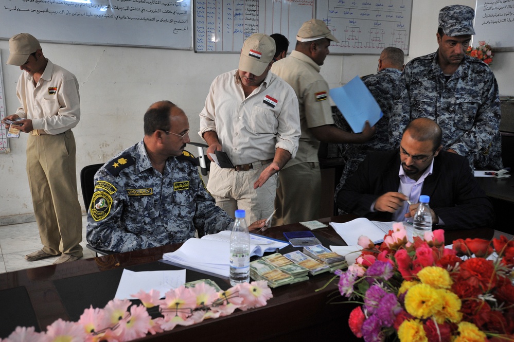 Iraqi national police distribute paychecks to Sons of Iraq