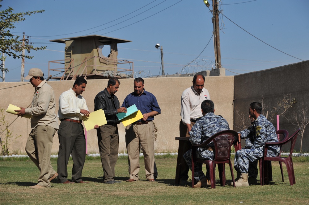Iraqi national police distribute paychecks to Sons of Iraq