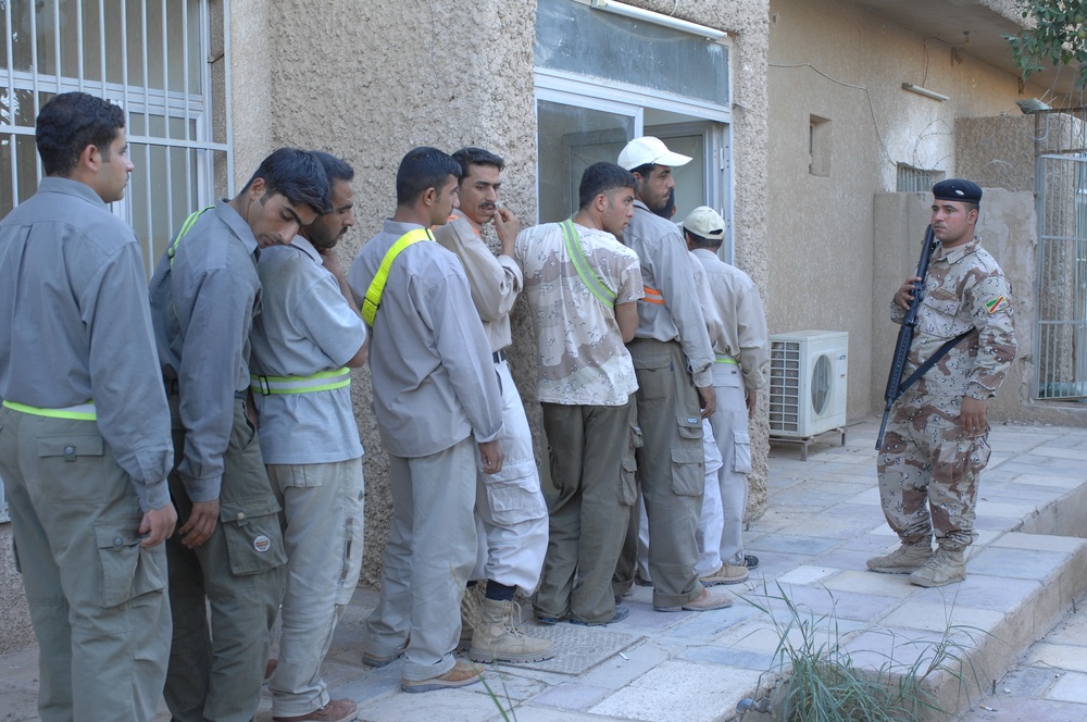 Sons of Iraq receive checks during Iraqi government-sponsored payday