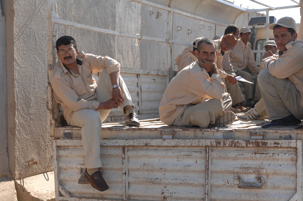 Sons of Iraq receive checks during Iraqi government-sponsored payday
