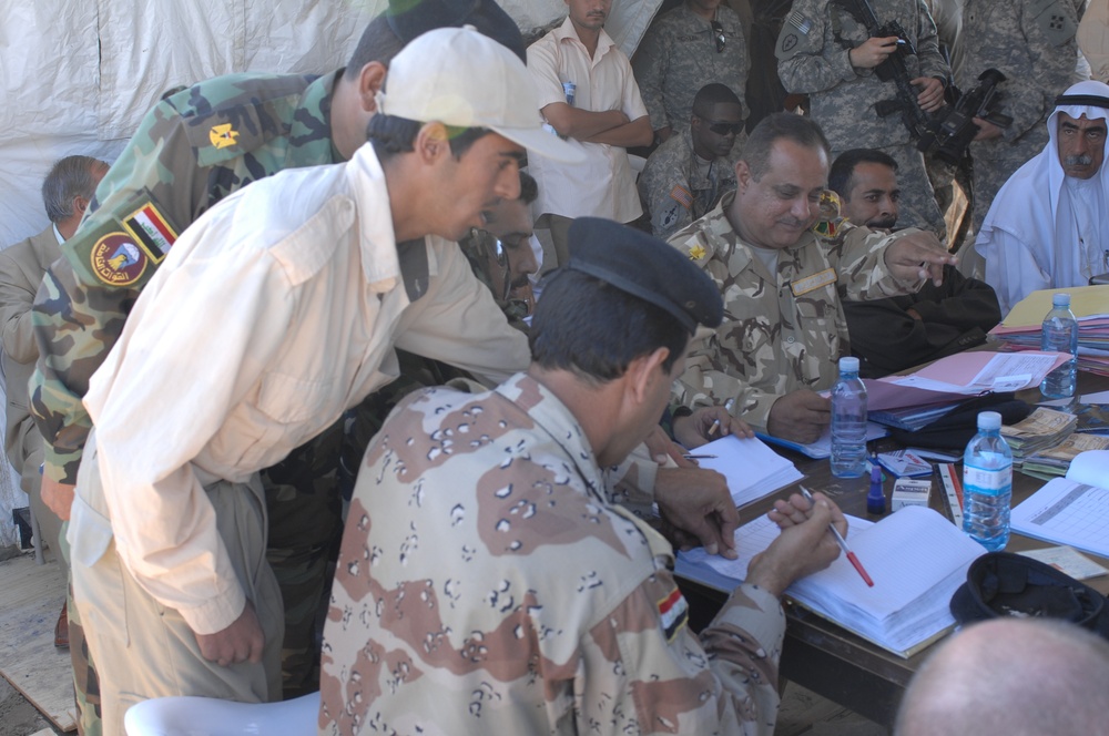 Sons of Iraq receive checks during Iraqi government-sponsored payday