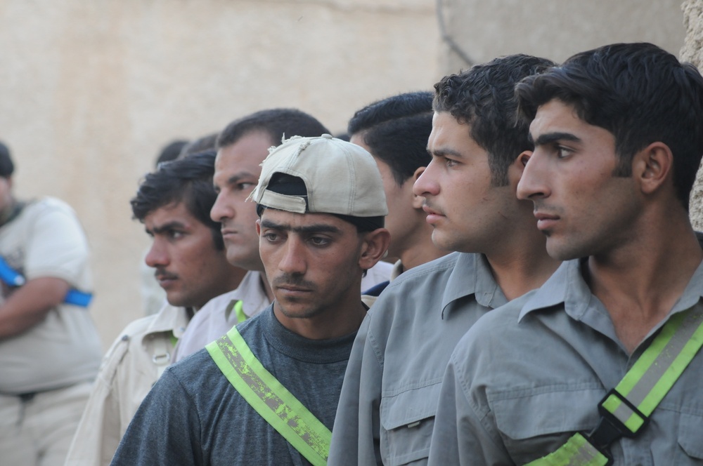 Sons of Iraq receive checks during Iraqi government-sponsored payday