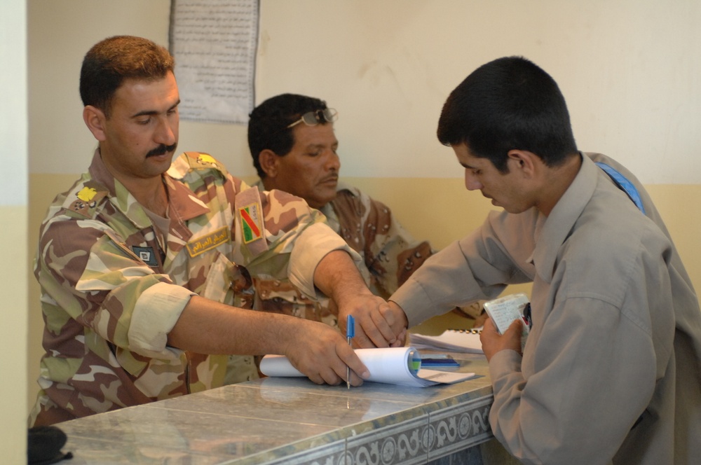 Sons of Iraq receive checks during Iraqi government-sponsored payday