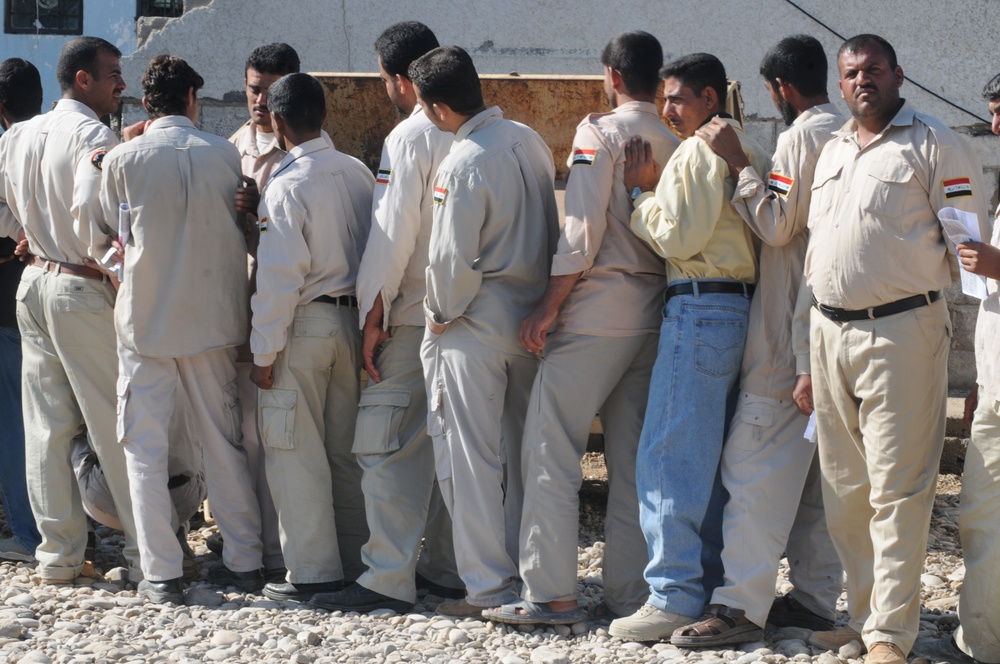 Sons of Iraq receive checks during Iraqi government-sponsored payday