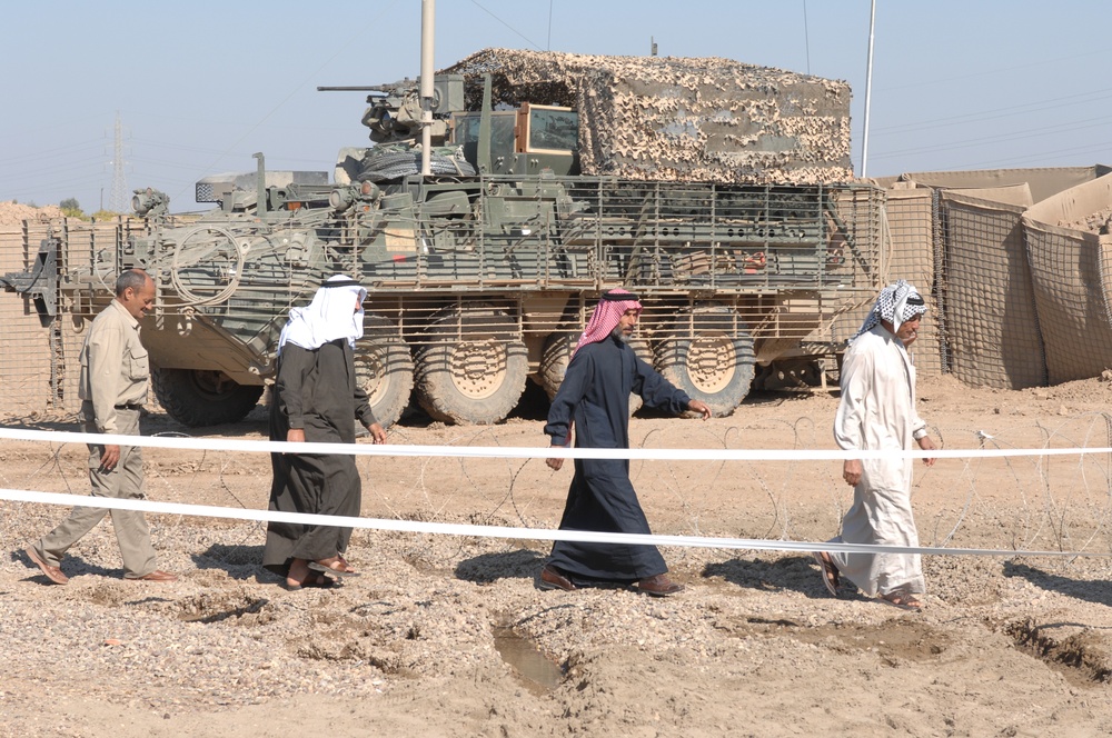 Sons of Iraq receive checks during Iraqi government-sponsored payday
