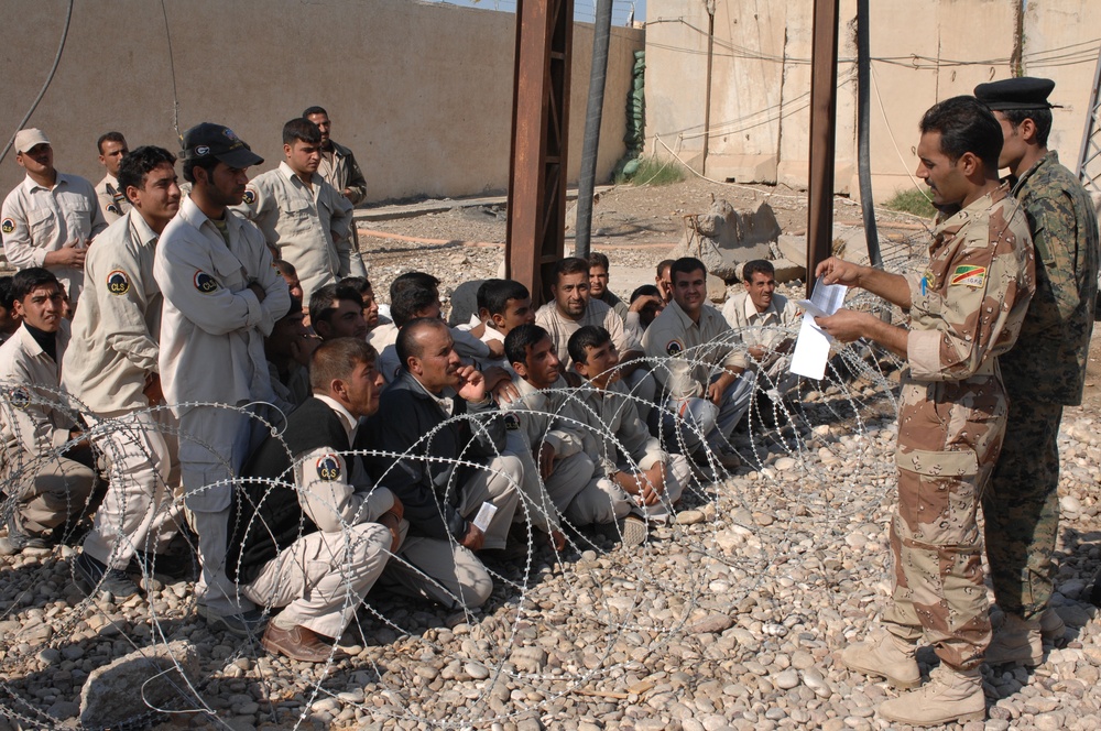 Sons of Iraq receive checks during Iraqi government-sponsored payday
