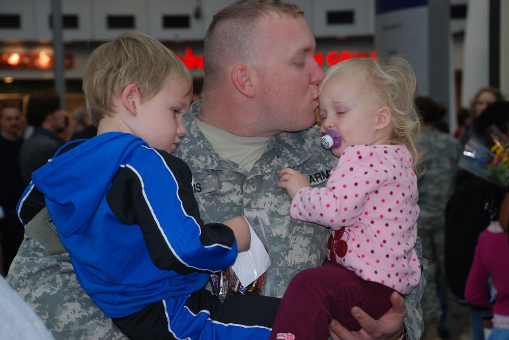 100 Indiana Guard Soldiers Return to Indianapolis Airport