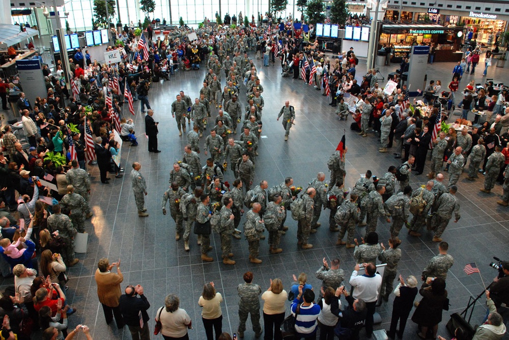 100 Indiana Guard Soldiers return to Indianapolis airport