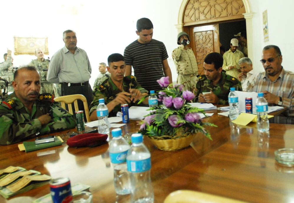 Raider Soldiers oversee Hayys Jihad and Furat Sons of Iraq's first payday under government of Iraq