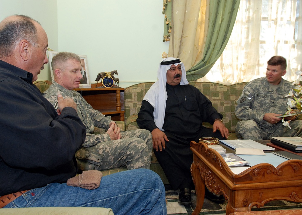 Commanding general visits sheik's house in Taji