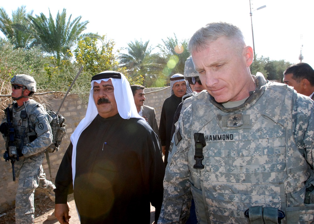 Commanding general visits sheik's house in Taji