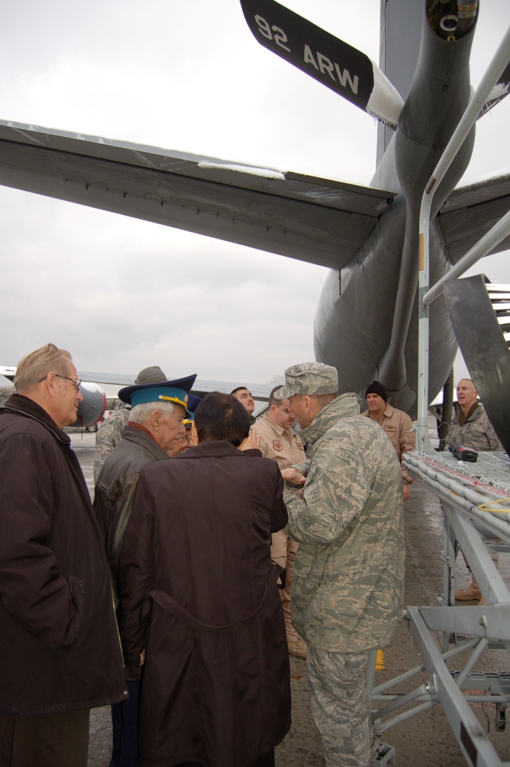Kyrgyz War Heroes, Manas Airmen Enjoy Veterans Day Together